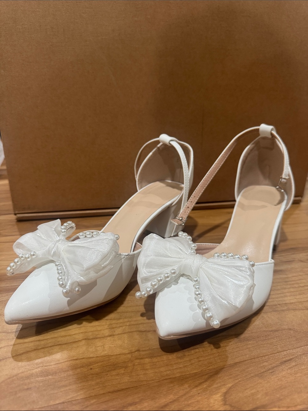Women's White Pearl Bow Pointed-Toe Block Heel Pumps